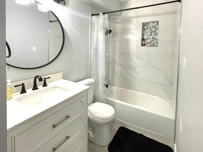 Photo - 702 Malcom Rd