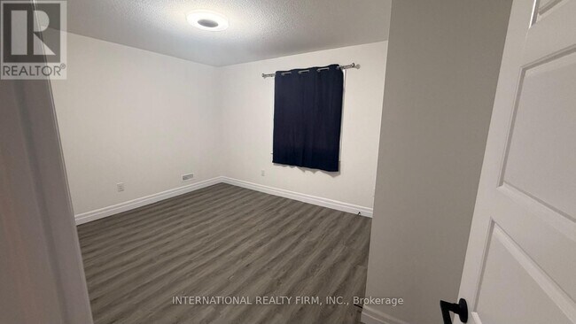 Photo - 891 Darnley Blvd
