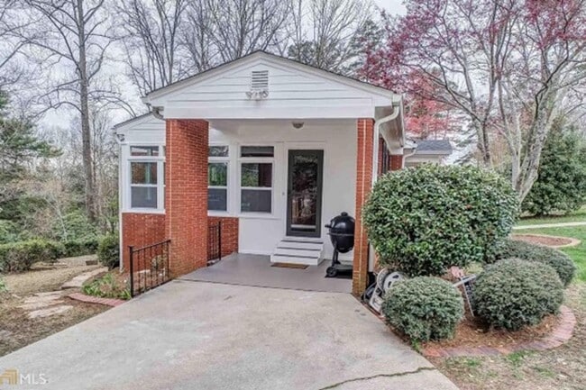 Building Photo - Discover the charm of this cozy single-family home, where your dreams can take shape and flourish!