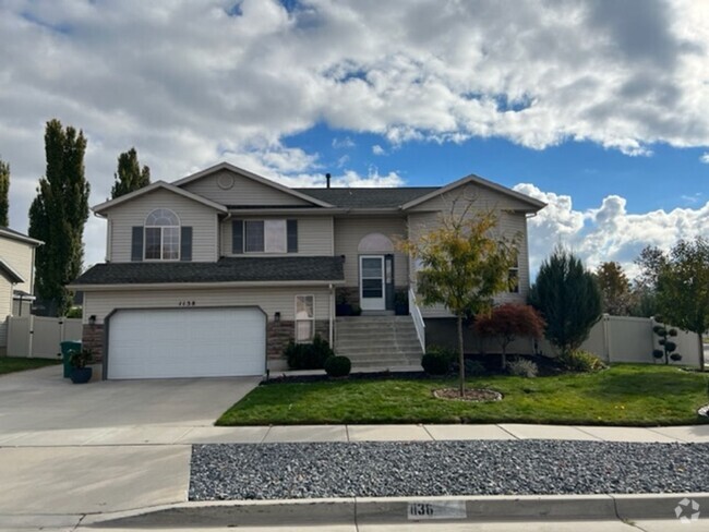 Building Photo - Beautifully updated home with fenced backyard