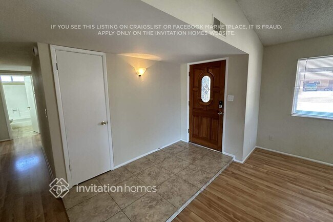 1643 W Muriel Dr