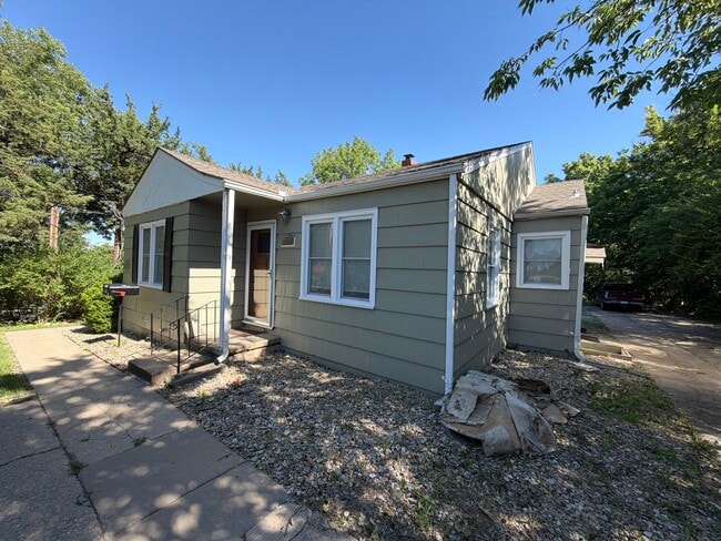 Building Photo - 2017 Anderson Ave