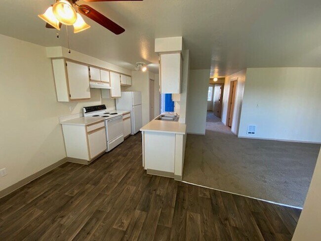 WALLACE PARK APARTMENTS (03)