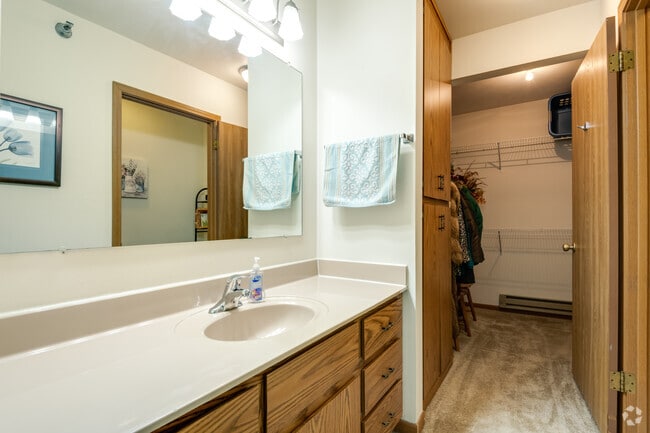 2 BR + DEN, 2 BA - 1,102SF