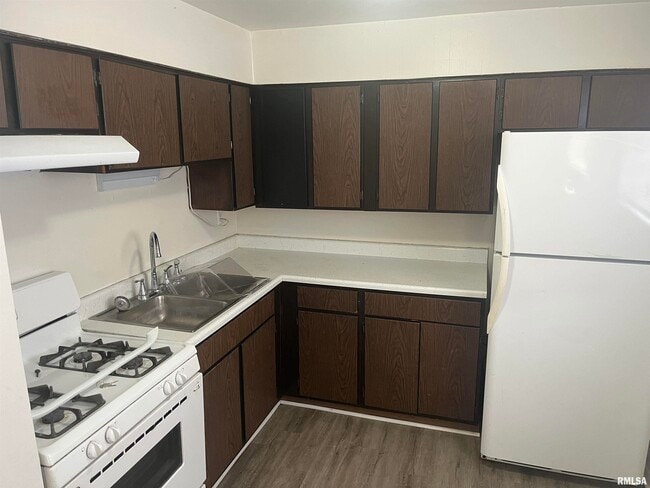 Photo - 227 W Elm St