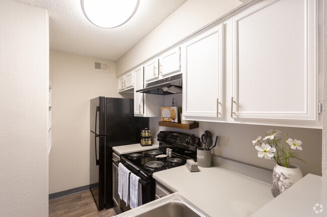 1BR 1BA - 630 SF