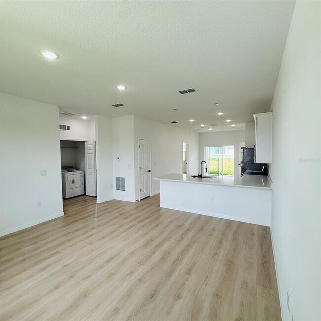 Photo - 602 Desmoines Ct