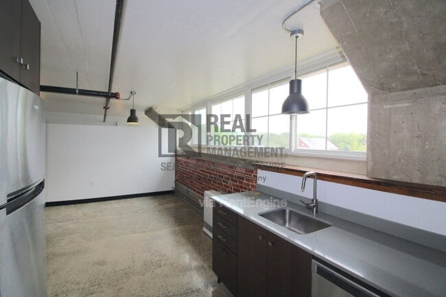 Building Photo - 710 Main St Unit 3 C