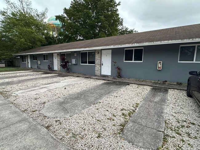 Building Photo - 647 NW 3rd Ave Unit 3