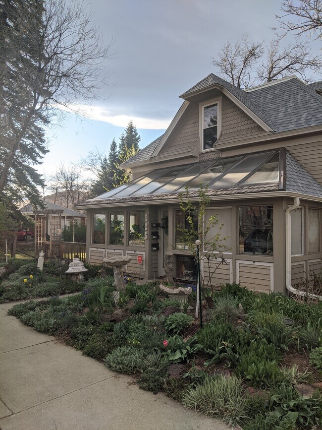 Front of House. Access to units via side gate - 925 Grandview Ave Unit Apt 2