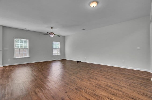 Photo - 131 Lakestone Rd