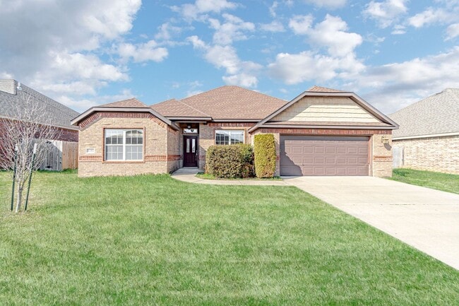 Building Photo - Centerton Family Home!