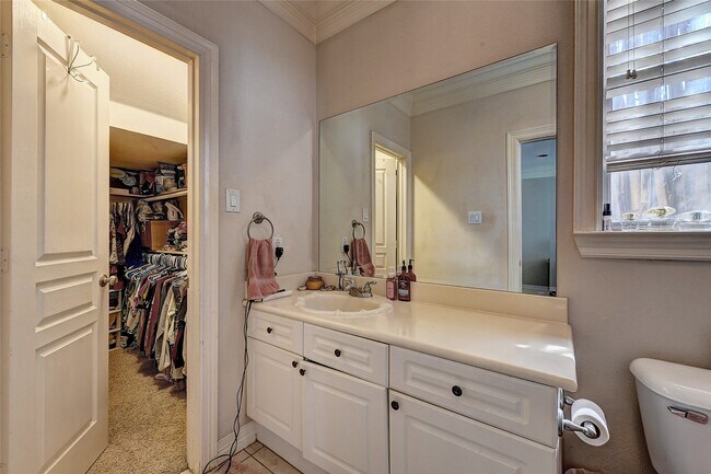 Photo - 835 Rosine St