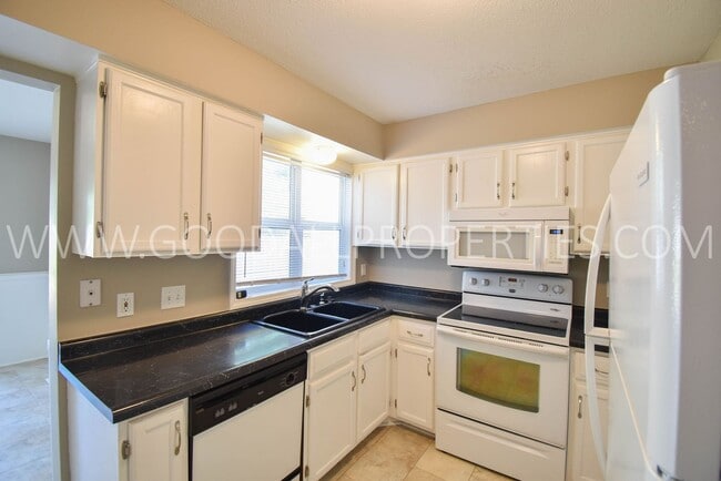 Photo - 3 Bed 2.5 bath Home with a fenced yard in West Des Moines