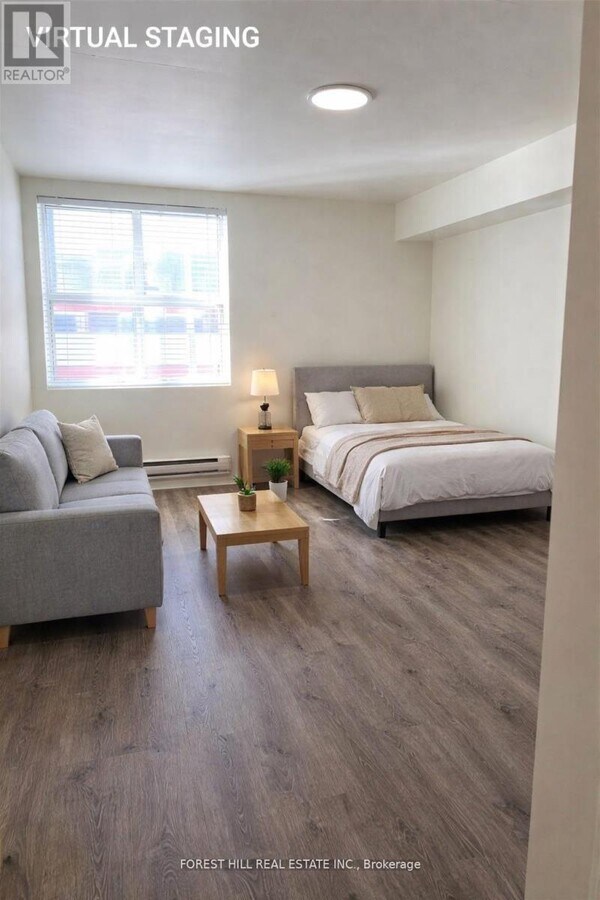 Photo - 126 Dundas St E