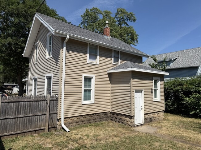 Photo - 1113 Hackett St