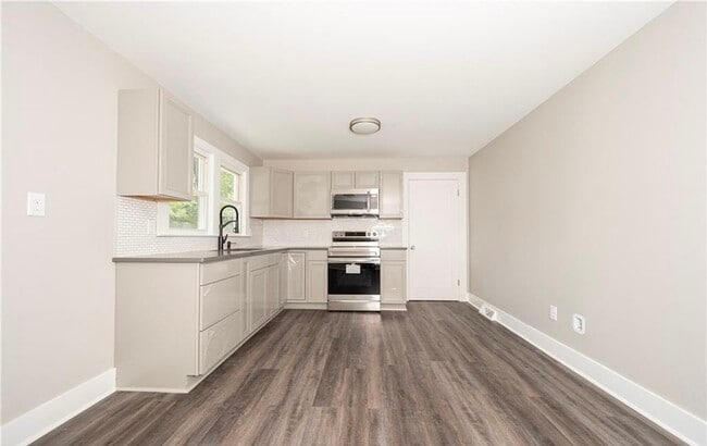 Photo - 3140 S Stratford Rd