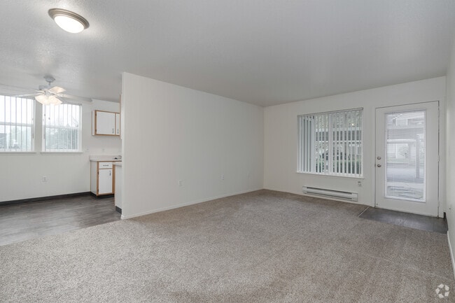 1BR, 1BA - 683SF - Living Room