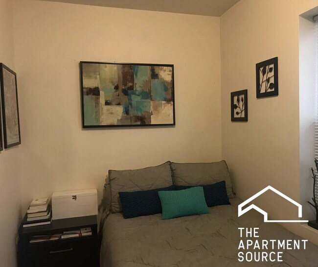 Photo - 2043 N Leavitt St Unit 2