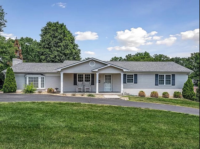 Building Photo - 570 E 6th St