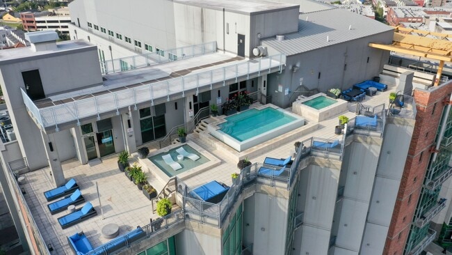 Building Photo - 2000 Bagby St Unit 5417