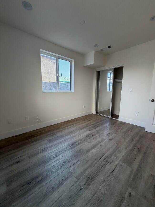1011 E 25th St
