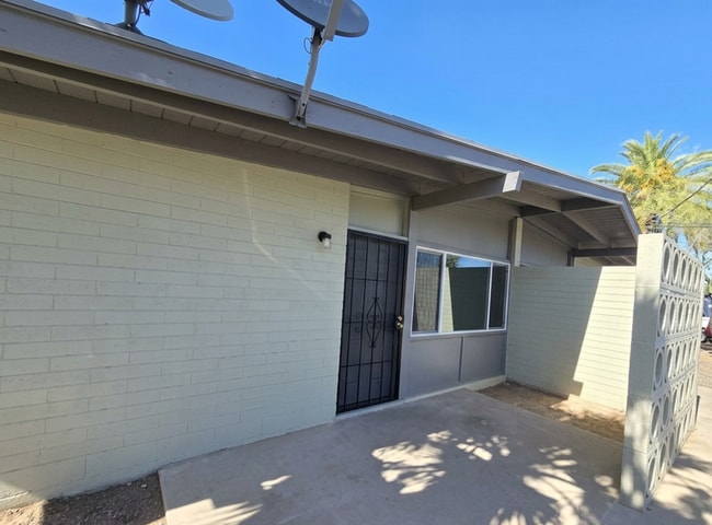 Building Photo - Great Location! 1 bed 1 bath Unit A