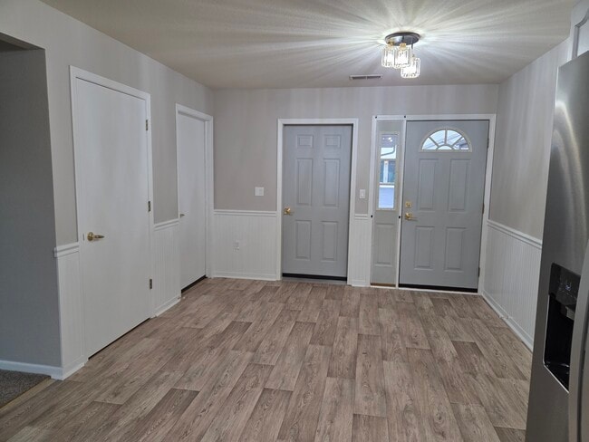 Building Photo - 883 E Loos St Unit 3 Rental