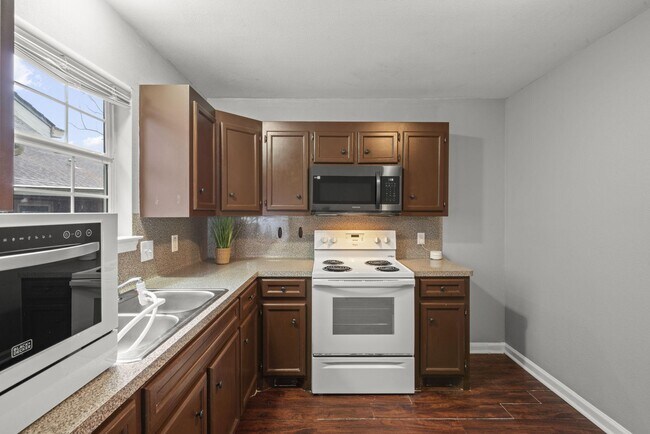 Photo - 240 N York St