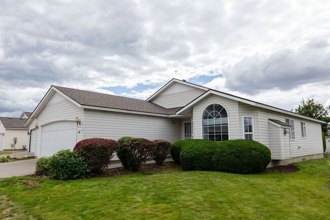 Building Photo - Single Story Home w/ HOA Provided Lawn Services