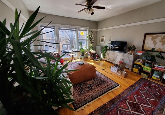 Building Photo - 2068 W Hutchinson St Unit 2