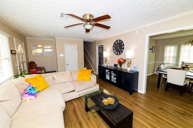 Photo - 917 Chartley Dr SW