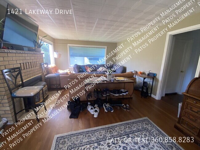 1421 Lakeway Dr