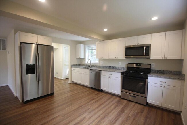 Photo - 10717 Maple St