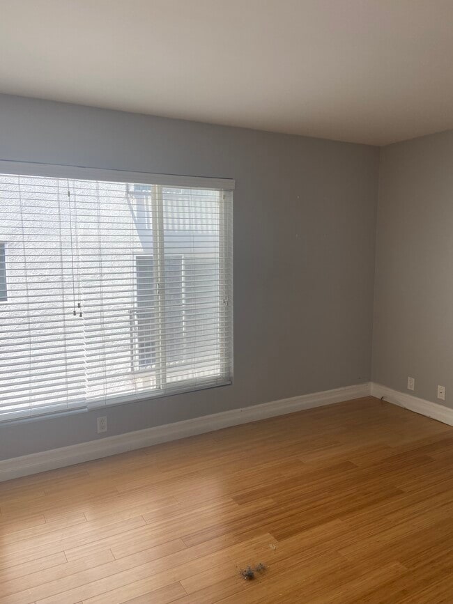Building Photo - 1888 Greenfield Ave Unit 203 Rental