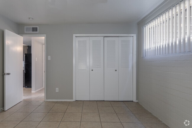 1BR, 1BA - 690 SF - Plaza West