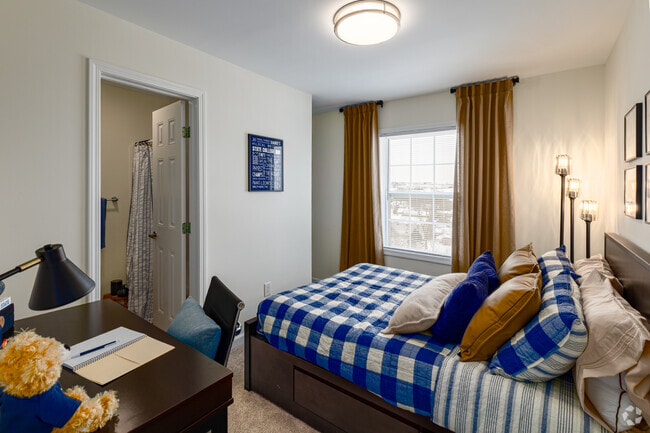 3BR, 3.5BA - 1,256SF - Second Bedroom