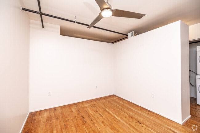 1BR, 1BA - 651 SF - Bedroom