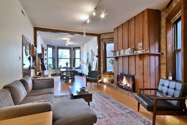 Photo - 911 W Dakin St Unit 2