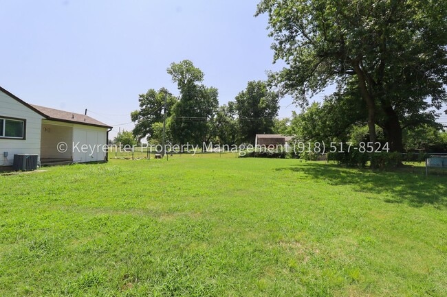 Photo - Beautifully Done 3 Bedroom House! Available for Immediate Move in!