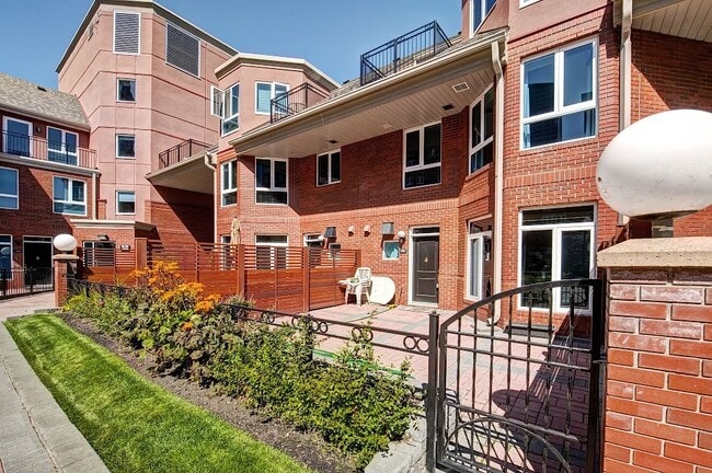 Building Photo - 400-4400 Eau Claire Ave SW