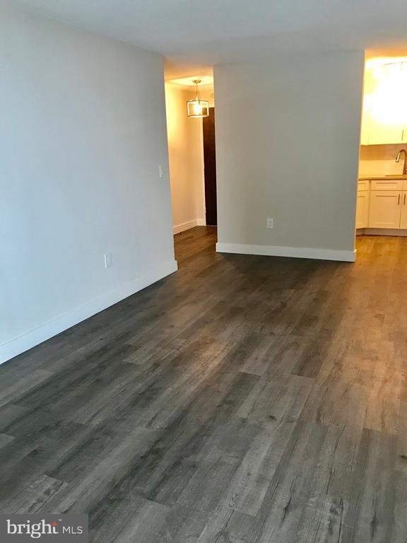 Building Photo - 2020 Walnut St Unit 10J