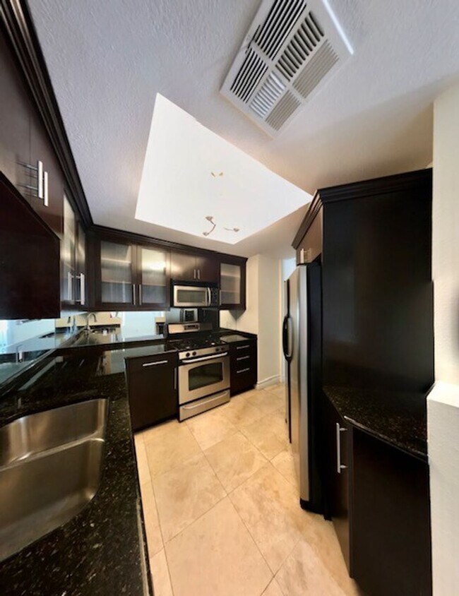 Photo - 1 Bedroom Condo In A Luxurious Community!!