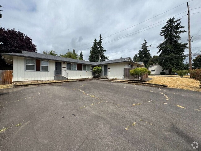 Building Photo - Milwaukie Tri-plex, 2-Bedroom, Near Transp... Unit 12805 Rental