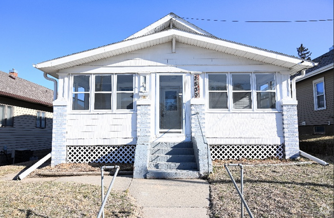 Building Photo - Cozy 2 bed with Stylish Mid Mod Feel Rental