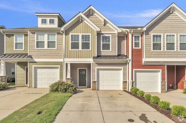 Building Photo - Beautiful 3 BR, 2.5 BA Townhome in highly ...