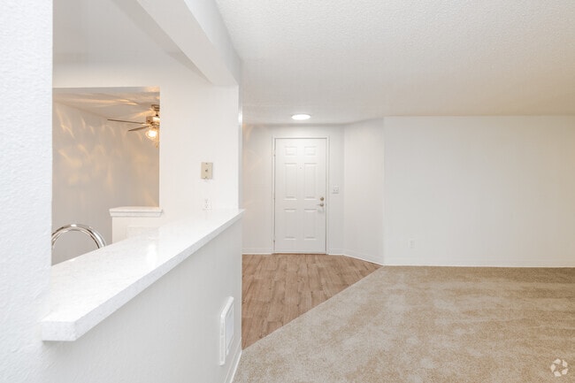 1BR, 1BA - 700SF