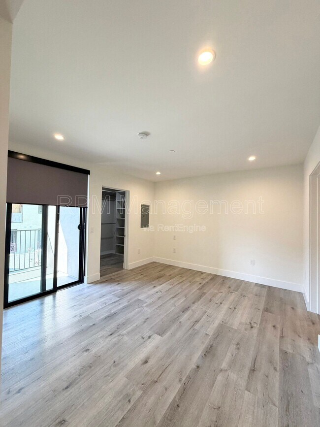 Photo - 5923 Laurel Canyon Blvd Unidad 401