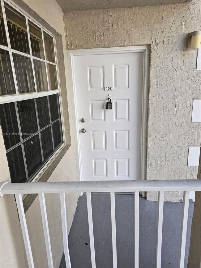 Photo - 2880 N Oakland Forest Dr Unidad 102