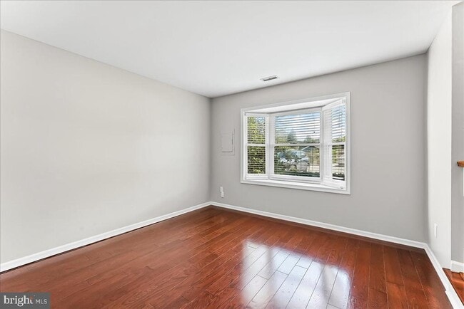Photo - 705 Meadow Ct